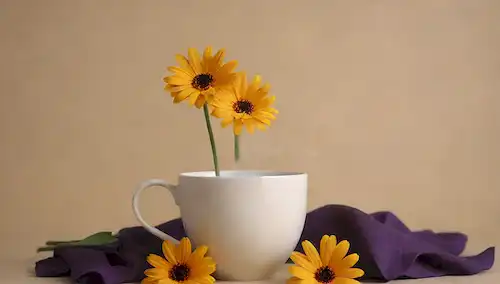Una taza relajante con líquido caliente de vapor, rodeado de un ramo de flores de caléndula amarilla brillante y pétalos de malvavisco púrpura oscuro, situado en contra de un beige cálido o de fondo blanco, tal vez con alguna iluminación ambiente suave para crear un ambiente acogedor