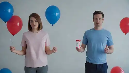 2 adultos, de pie de espalda a espalda, con monitores de presión sanguínea en la mano, rodeados de símbolos médicos, globos azules y rojos que suben de sus hombros, un efecto gradiente sutil, color de fondo calmante, y un toque de embalaje farmacéutico en la esquina