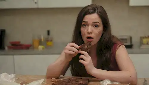 Una persona rodeada de trufas de chocolate