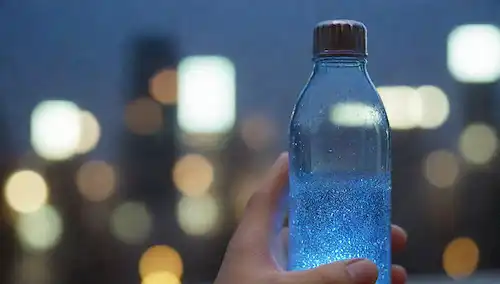 botella de agua de vidrio 3D, manos sosteniendolo, luces brillantes, niebla azul, futurista paisaje urbano, lente de acercamiento centrado en gotitas, efecto brillo sutil, colores calmantes, diseño limpio