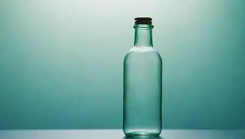 botella de vidrio 3D, fondo tranquilo, iluminación sutil, colores refrescante como azul y verde, moléculas de agua formando un patrón, burbujas débiles, texturas naturales