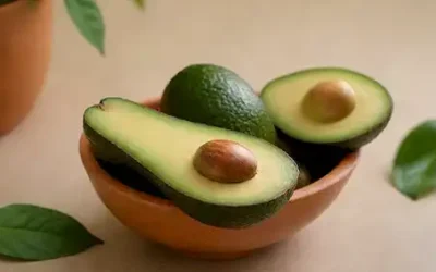 Un aguacate maduro con ligeros matices verdes