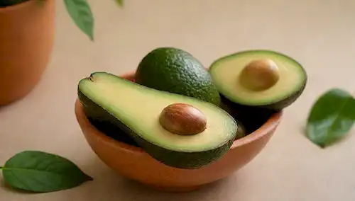 Un aguacate maduro con ligeros matices verdes