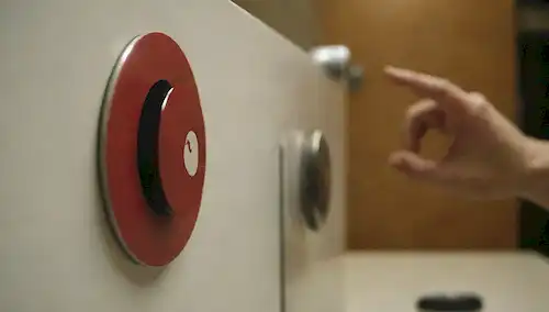 Un mostrador de cocina con un plato caliente de vapor