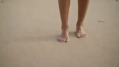 Una persona caminando descalzo en una superficie fría (ice), una persona que lleva zapatos en arena caliente, un pie en cada situación con diferentes expresiones de incomodidad, dos pares de pies lado a lado, uno con zapatos y uno sin, mostrando diferentes texturas y colores, iluminación cálida y fresca, ajustes de contraste