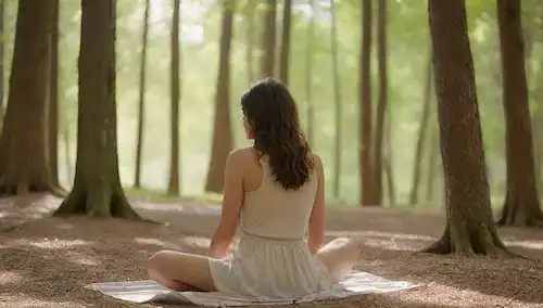 Un entorno sereno, natural, una persona que se relaja en una playa o en un bosque, con suaves olas o árboles que se deslizan en la brisa, sutil luz solar y sombras, ambiente tranquilo, enfoque suave, colores calmantes, expresión serena, manos suavemente colocadas en las rodillas, ojos cerrados