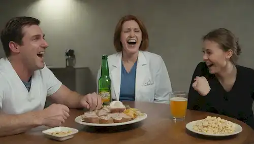 botellas de 6 paquetes en una mesa, vasos de cerveza llenos de espuma, dos amigos riéndose, una escala mostrando pesos, un clipboard médico, un reloj corriendo, una merienda con aperitivos poco saludables y opciones saludables lado a lado