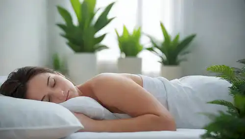Persona durmiendo tranquilamente en una cama con purificador de aire cerca, plantas verdes que los rodean, colores calmantes como azul y blanco, enfoque suave, luz suave, ambiente relajante, texturas naturales, y mínimo desorden