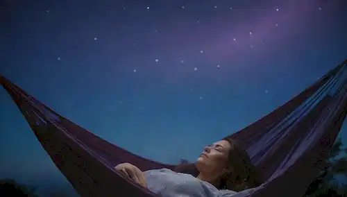 Un sereno cielo nocturno con estrellas