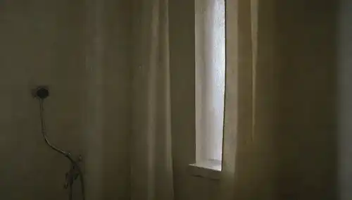 Una escena interior casera con un rincón oscuro