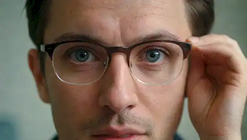 2 pares de gafas con diferentes formas de lente y colores