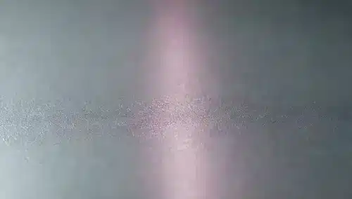 Holograma 3D sobre lámina de plata, superficie reflectante, afeitado sutil gradiente, patrones intrincados, y una textura de fondo débil