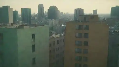 2D elementos gráficos, una mezcla de colores brillantes y mudos, una textura sutil, una pequeña plaza verde en la esquina superior izquierda, un esbozo débil de un paisaje urbano o edificio en el fondo
