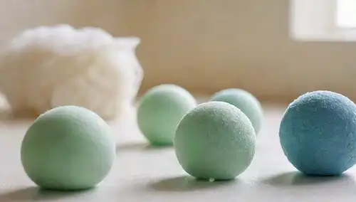 3 bolas de lavandería ecológicas en un fondo blanco limpio