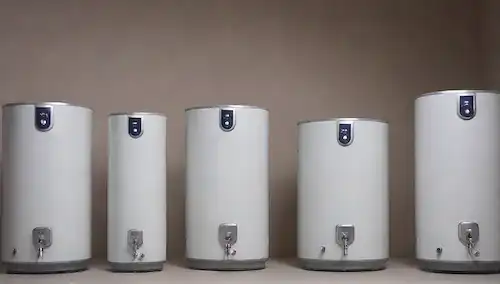 Un grupo de calentadores eléctricos de agua con varios tamaños y diseños