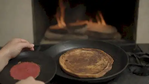 Un plato con comida quemada, una persona que sostiene un plato con aumento de humo, una cocina abierta con cacerola ennegrecida, un cierre de pan carbonizado, un signo de advertencia con círculo rojo y línea diagonal