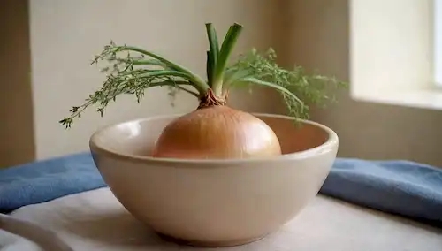 Una escena relajante con una cebolla bulbosa en un tazón de cerámica