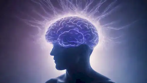 cerebro 3D con sinapsis brillante, rodeado de rayos ligeros, en medio de nubes giratorias, con una silueta débil de una persona en el fondo, con un efecto gradiente sutil, contra un tono azul oscuro o púrpura, con pelusas de niebla o humo, transmitiendo un sentido de claridad mental y cognición intensificada