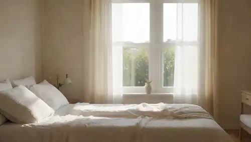 Una serena escena del dormitorio de verano, mantas suaves, un ambiente tranquilo, persona dormida con una expresión pacífica, colchón enfriador, almohadas dispuestas con cuidado, suave luz solar fluyendo a través de persianas, una brisa sutil cortinas oxidadas, tranquilidad y relajación en cada detalle
