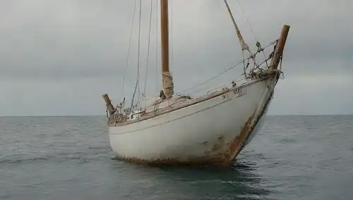 Cierre de un velero con una vela parcialmente sumergida
