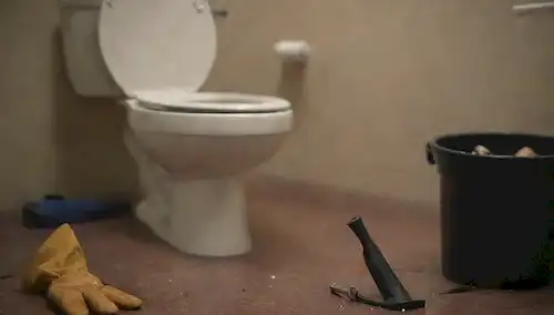 Un lavabo obstruido con agua rebosante