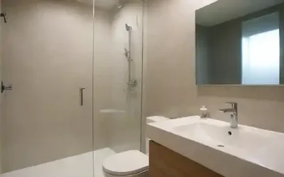 Un baño limpio y moderno con un lavabo blanco espumoso