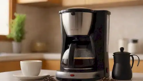 Un fabricante de café limpio y brillante con una taza vaporosa de café recién elaborado en el fondo