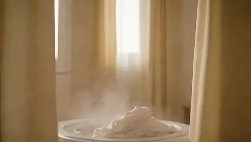 una toma de cerca de una puerta de la lavadora con una tapa abierta, cortinas de algodón blanco suavemente enredadas dentro, un fondo de enfoque suave, iluminación de oro caliente, manos borrosas que sostienen un paquete detergente en el primer plano, y una pista de vapor que suben