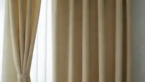 cortinas limpias colgadas en un tendedero