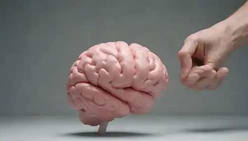 ilustraciones 3D de músculos y células cerebrales, molécula de creatina en el centro, píldoras o suplementos cercanos, mano sosteniendo un vaso con un icono cerebral o bicep en él, fondo gradiente sutil