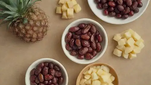 Una persona rodeada de opciones de alimentos saludables como frutas y verduras, un plano de una palmera fechada con fechas maduras, una comparación de pantalla dividida entre una merienda no saludable y saludable, un esquema corporal humano con una pirámide de dieta equilibrada, un tazón de bayas mixtas y fechas como un postre nutritivo