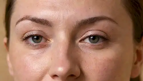 Mujer de 30-40 años con tono de piel moderado