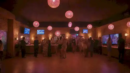 Cálida noche de verano, animada multitud, girando DJ, luces de neón, bolas de discoteca, pista de baile flash, azulejos terracota, sofás acogedores, cócteles refrescante, decoraciones elegantes, ambiente festivo