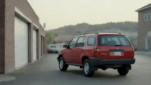 Un coche que deja un estacionamiento