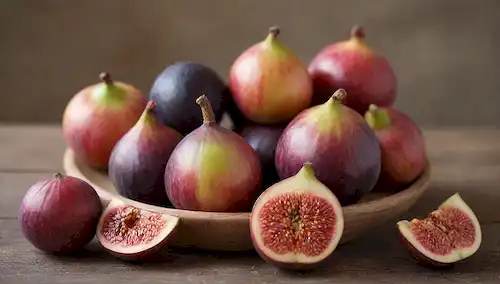 Un arreglo colorido de higos frescos, medlares y frutos de membrillo, con texturas y formas variables, enmarcados en un fondo natural como madera o piedra, con luz suave con sombras sutiles