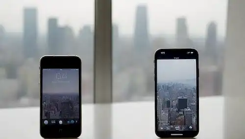 2 iPhones lado a lado con pantallas apagadas