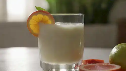 Un disparo de cerca de un vaso de líquido blanco cremoso con un efecto ondulado sutil