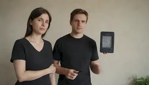 Una persona que sostiene una camiseta negra y otra blanca con un termómetro entre ellas, rodeada de ondas de calor débil, sombras sutiles y un fondo neutro, como paredes beige o gris, con un poco de luz natural filtrando a través de
