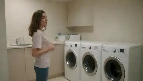 Una mujer de pie en un cuarto de lavandería