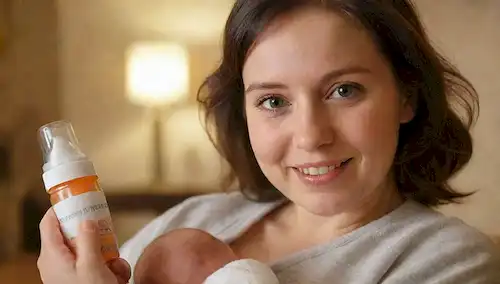 Un ambiente cálido y acogedor, las manos de las madres que sostienen una botella de bebé con fórmula, un bebé sonriente en unasie, un enfoque suave en la cara de las madres, un fondo borroso para enfatizar el momento tierno entre los dos, una fuente de luz suave de arriba, un sentido de intimidad y nutrición