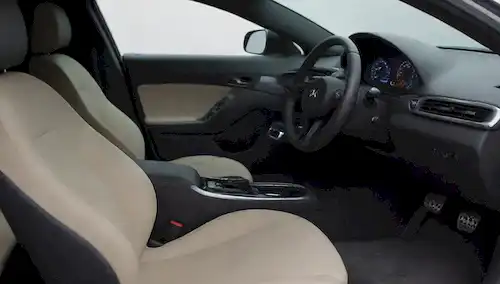 Interior de coche limpio, fresco y ordenado, sin manchas visibles, asientos vacíos, panel de seguridad sin polvo, accesorios perfectamente arreglados, iluminación brillante, diseño minimalista, moderno ambiente estético, tranquilo, centrarse en la tapicería, lujosa sensación, atractiva paleta de colores