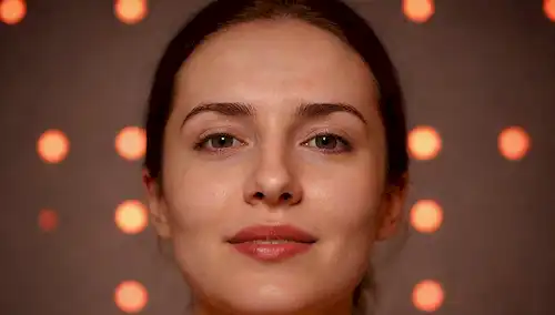 Brillante cálido que emana de una piel de personas, luces LED rojas en un patrón de rejilla, manos colocadas en la frente y los hombros, suave sonrisa, ojos cerrados, cómoda expresión facial, ambiente relajante, enfoque suave