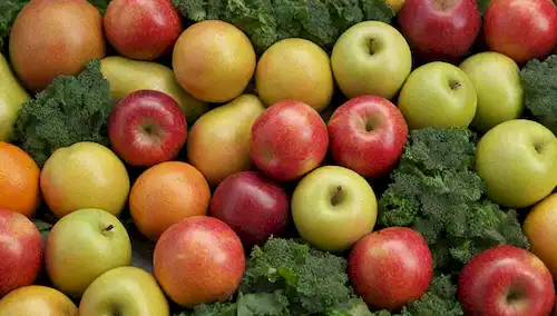 Un arreglo colorido de frutas y verduras con sus pieles intactas