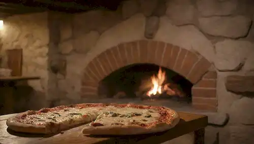Una pizzería italiana cálida y acogedora, encendida con suave iluminación dorada, con un mantel rústico de madera, un horno de ladrillo de estilo vintage, y una pizza caliente de vapor emergente de la boca del horno, adornada con queso mozzarella fresco, rebanadas de jamón jugosa, y una rociada de hojas de albahaca, puesta en un fondo de paredes de piedra desgastadas, cálidos acentos de madera y encanto del viejo mundo