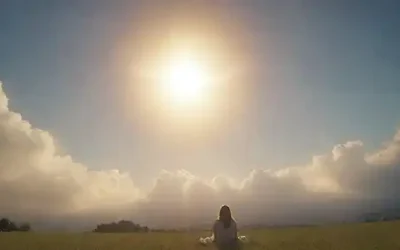Una persona tranquila rodeada de un halo