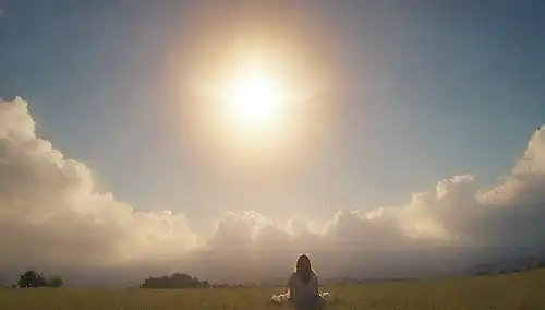 Una persona tranquila rodeada de un halo