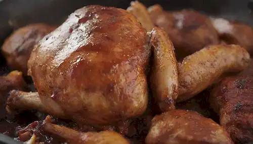 Una pechuga de pollo de plomería, acristalada con una salsa BBQ vibrante, dorada y crujiente; un plato de horneado lleno de un pollo jugoso y lento; un tiro de la boca regar de un muslo de pollo suculento y sabroso que se separa; una vista de cerca de la textura tierna y desmoronada de pollo perfectamente cocido;