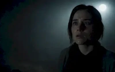 Una persona atrapada en un ambiente oscuro y extraño