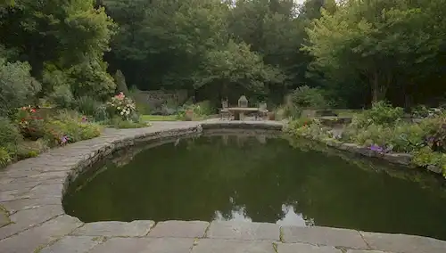 Una escena de jardín serena con vegetación exuberante, flores vibrantes, y un estanque tranquilo que refleja la luz del sol, con una mezcla de decoraciones modernas y naturales, como caminos de piedra, muebles de madera y plantadores coloridos, rodeados de árboles torrentes y viñedos frondosos