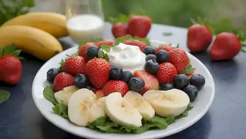 Una placa vibrante llena de frutas coloridas como fresas, arándanos, plátanos y uvas; un vaso de agua o un pequeño tazón de yogur en el lado; un fondo de hoja verde; algunas hierbas frescas como albahaca o menta rociadas alrededor; una luz de oro caliente iluminando la escena